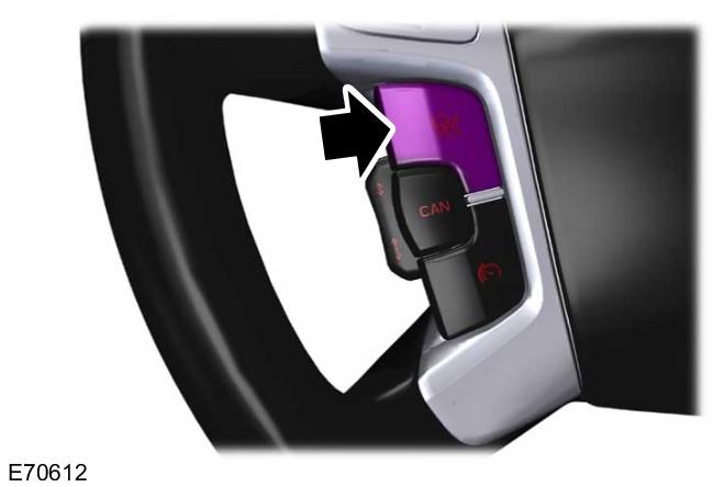 Automatikus kioldás - Elindulási kioldás (DAR) Megjegyzés: Automata sebességváltóval szerelt gépkocsik esetén a vezetőoldali első ajtót be kell zárni és a vezető biztonsági övét be kell csatolni