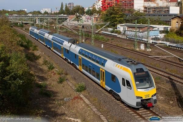 sebesség / gyorsítás 160 km/h / 1,1 m/s2 Méretek (hossz / szél. / mag.