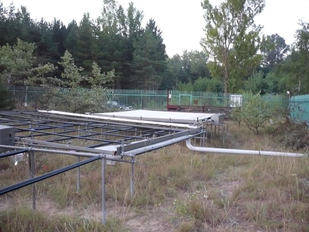 ill. esőárnyékoló fóliák segítségével végeztük, amelyek működését fény- és csapadékszenzorok vezérelték. A fóliák az állomány fölé kb. 1 m magasságban automatikusan ki- és visszahúzódtak.