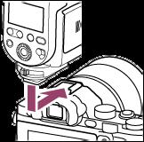 A vaku fényképezőgépre történő felszerelése és eltávolítása A vaku felszerelése a fényképezőgépre 1 Kapcsolja ki a vakut.