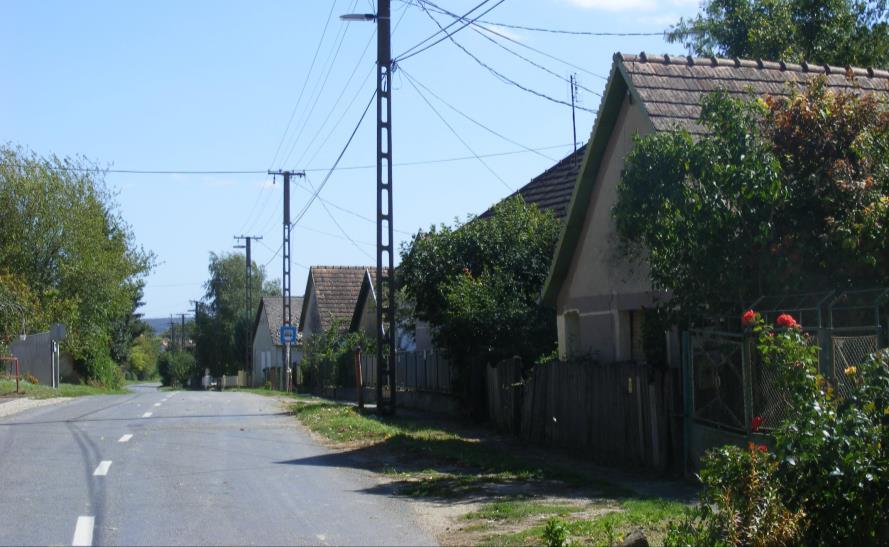 A domboldalon futó utcákon számos népi jellegű lakóház maradt meg. Ezek előkerttel, az utcára merőleges tengellyel épültek.