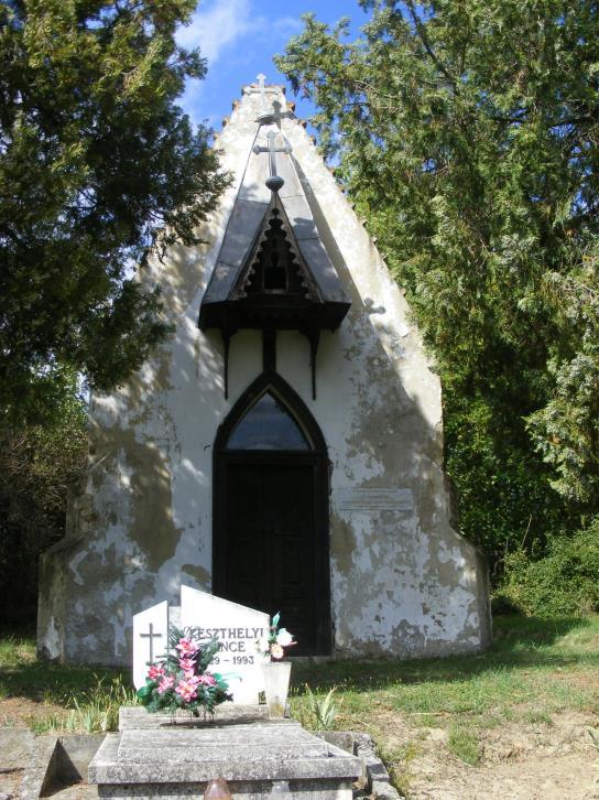 Kammerer Ernő történész sírkápolnája a temetőben A temető északi végén áll Kammerer Ernő félköríves záródású, neogótikus stílusú mauzóleuma. Mennyezete fakazettás.