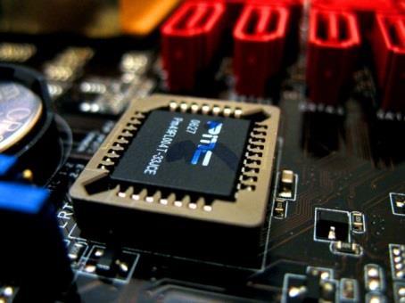 BIOS A BIOS az angol Basic Input/Output System kifejezés rövidítése, ami magyarul alapvető bemeneti/kimeneti rendszert jelent, és a számítógép szoftveres és hardveres része közötti interfész
