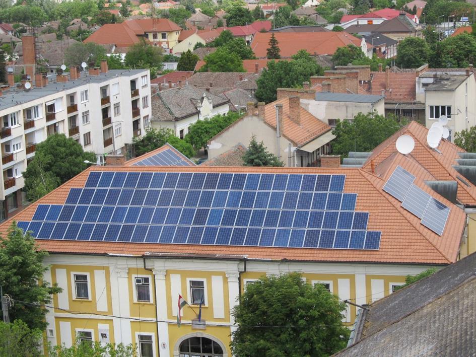 Kunszentmártonban a megújuló energiahasználat terén már egyes közintézmények is használnak napelemet, melyek a szükséges