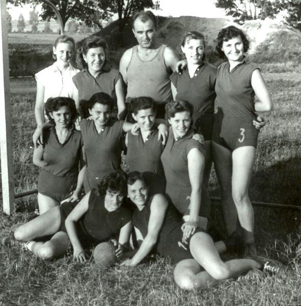 Női kézilabda szakosztály A női kézisek 1958-ban. Fent Györke Edit, Kerekes Éva, Szép Antal, Grünwald Teréz és Küzdy Gabriella.