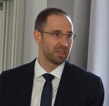 keznek, és milyen célpiacot választanak az egyes cégek. A kutatásom során a kereslet oldalon külföldi fiatal (18-30 év közti) turisták igényeit vizsgáltam.