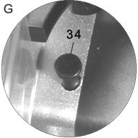 A Motortengely rögzítő gomb benyomásával rögzítse azt és a tartozék (6mm) imbusz kulccsal csavarja ki azt az óramutató járásával és a