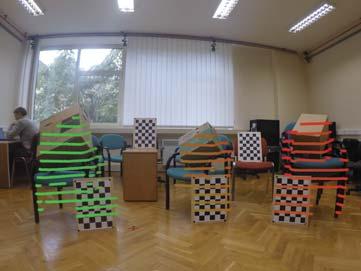 14 Pusztai Zoltán és mtsai A fő különbséget a székek lábainál és a sakktáblák körül vehetjük észre.