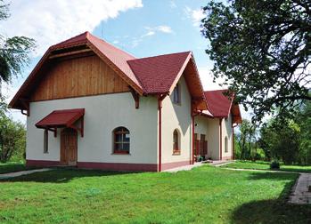 Az Ócsai Madárvárta 2008-ban elkészült épülete (fotó: Csörgő Tibor) Actio Hungarica (AH) táboroknak és a Magyar Gyűrűzőközpont szervező, irányító munkájának (Csörgő és mtsai 2009b).