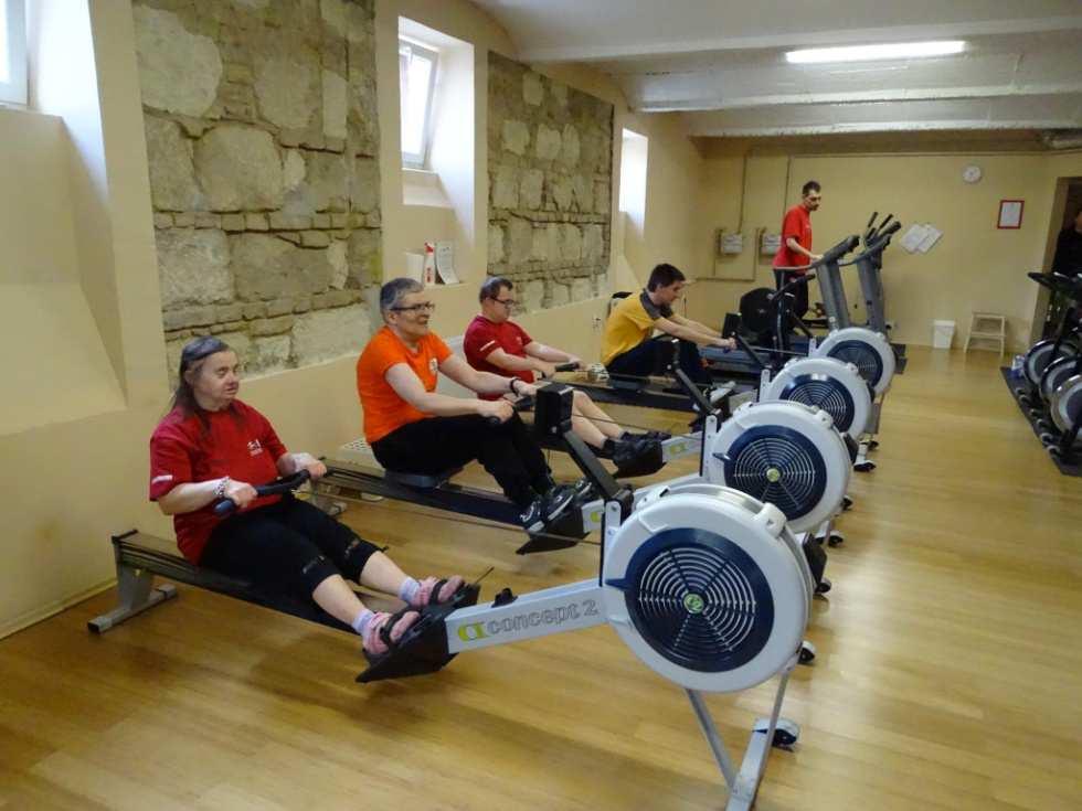 A két oldalunkat azonosan terheli. Jó formában tart. Terápiás és rehabilitációs célból is használható.