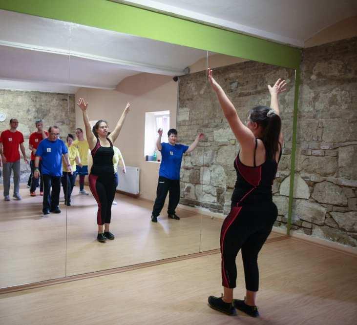 Miért jó a zumba? Zumba A zumbaatánc, az edzés és a szórakozás ötvözete Nem kell hozzá technikai felszerelés, csak egy zenegép, hangfallal, mert a zenének szólnia kell!