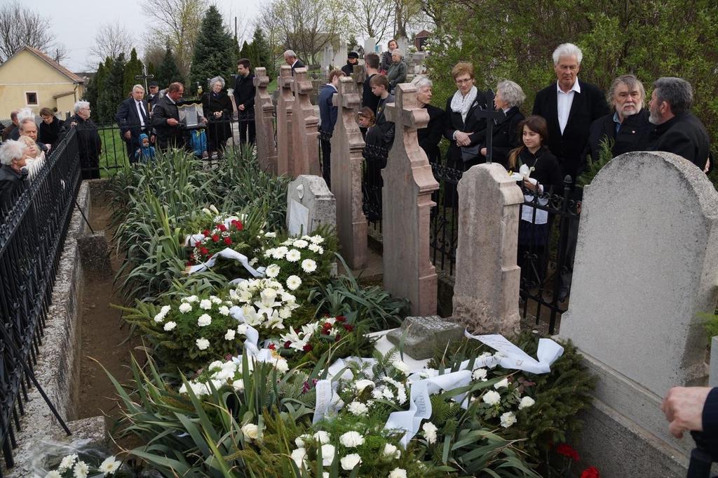 Még ott is aludt néha egy kis kunyhóban. 1935.08.23-án, 63 éves korában hirtelen halt meg szívbénulás és agyvérzésben. Szombathelyen temették el.