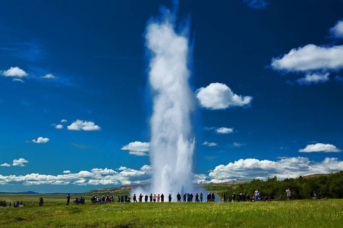 Délután sétálunk a híres gejzírmezőn, ahol a Strokkur gejzír 7-8 percenként lövell 15-20 méteres magasságig, majd