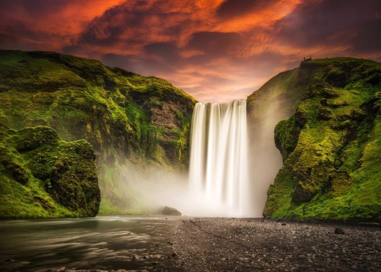 vízesés felső részébe, míg a Seljalandsfoss esetében a látogatók akár a vízesés mögé is