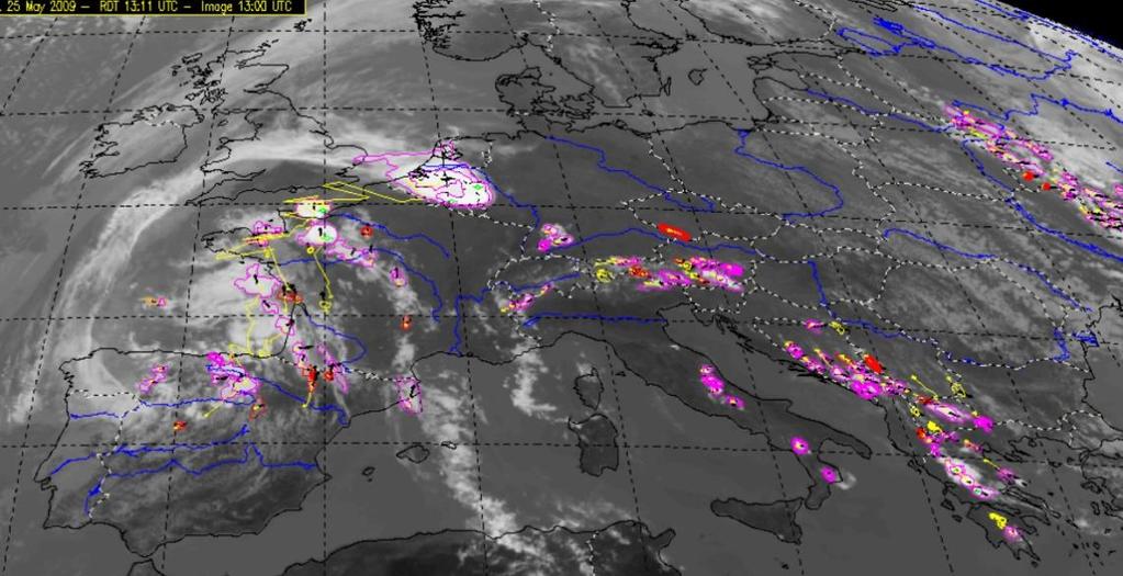 illetve a 25. ábrán látható. 24. ábra A EUMETSAT Convectiv Initialization produktuma (alsó kép) és egy ugyanabban az időpontban készült infravörös tartományban készült műholdkép (felső kép).