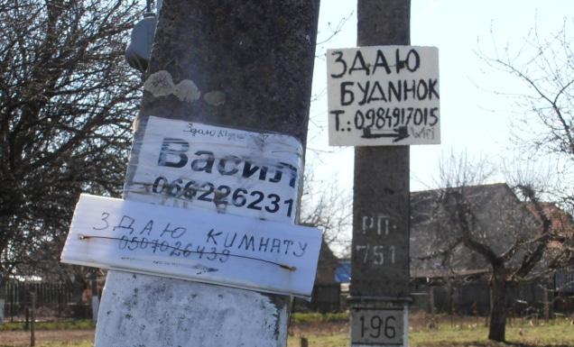 500) szerint az ilyen, hiányos orosz nyelvtudásról tanúskodó feliratok alapján olyan oroszul beszélőkre következtethetünk, akik a várható gazdasági előnyök kedvéért helyezték ki az orosz nyelvű