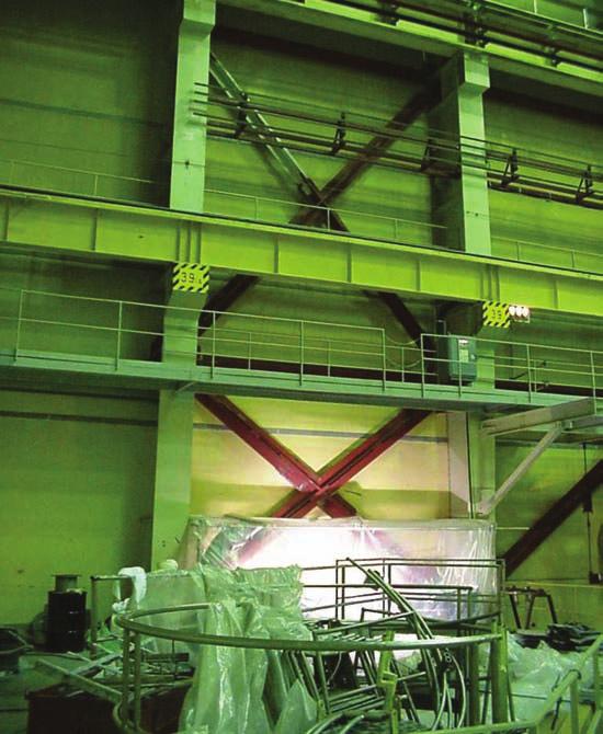 ATOMENERGIA www.e-met.hu 2. ábra. Hosszirányú megerősítések a reaktorcsarnokban képező rengés gyorsulásának.