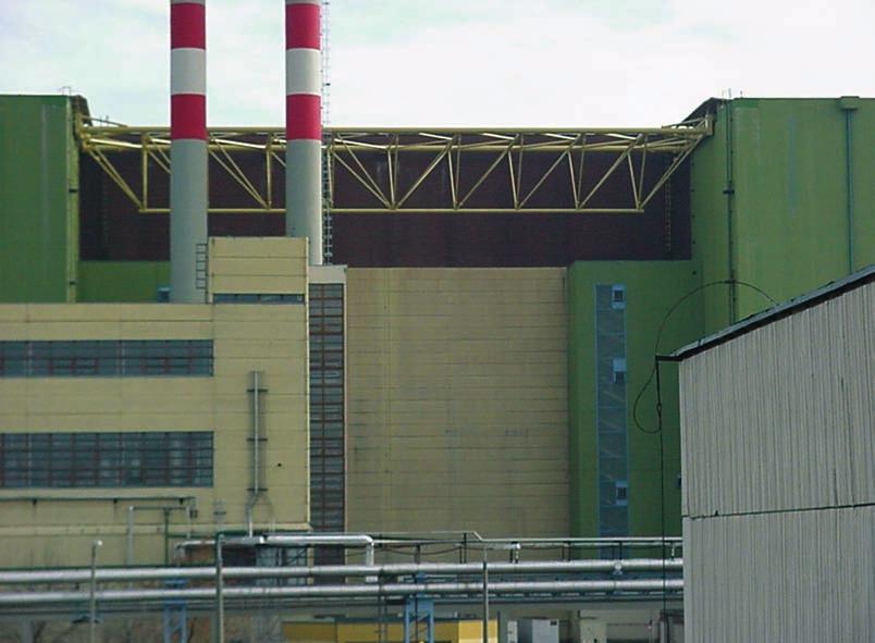 www.e-met.hu ATOMENERGIA A program két szakaszban valósult meg. A könnyen végrehajtható, legsürgősebb megerősítések még egy előzetes, felülbecsült földrengés-inputra 1994-1995-ben megtörténtek.