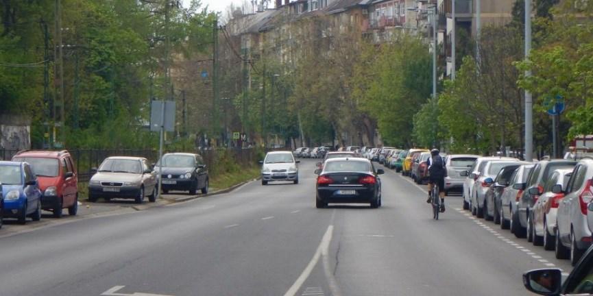 parkolóhelyek tulajdonosaival/üzemeltetőivel azok használatával kapcsolatban. Az új parkolási lehetőségek elérhetővé tétele és a jelenlegi helyek csökkenésének időpontja összhangolandó.
