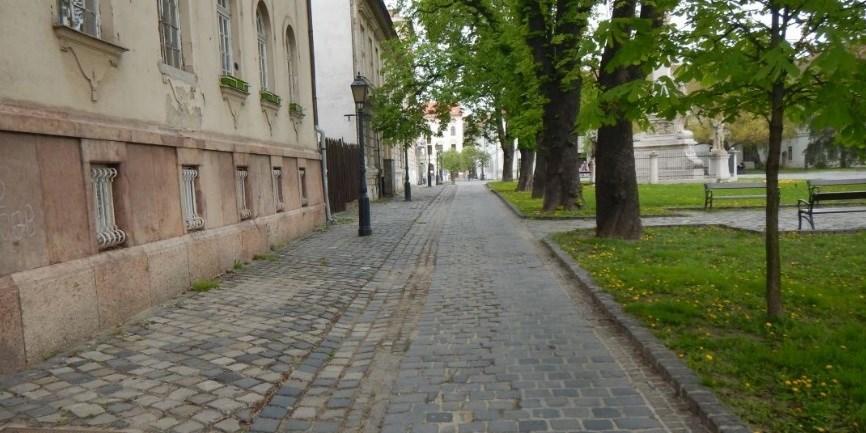 egységesen kétoldai irányhelyes kerékpársáv kialakítását javasoljuk.