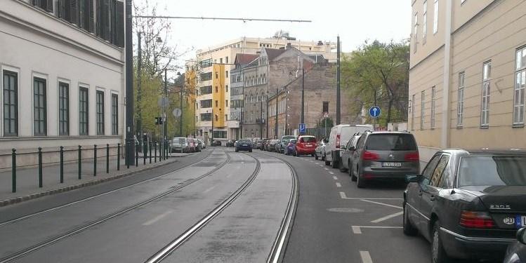 : megemelt csomóponti terület, sebességcsökkentő küszöbök, keresztmetszet pontszerű szűkítése, stb.).