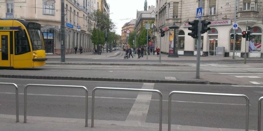 Fejlesztés célja Helyi főhálózati elem 62. ábra: Frankel Leó utca Margit körút Javasolt fejlesztés Fonódó villamos projektben megépített szakaszon (Margit körút Nagyszombat u.