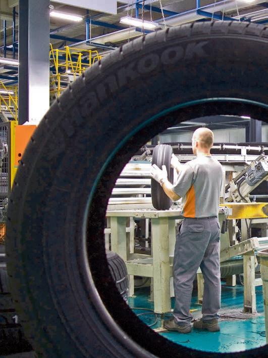 Cégek Companies Dorog (Richter Gedeon-üzem), végül pedig a sarló szűkülő hegye: Esztergom és környéke a Suzuki autógyárral és beszállítóival.
