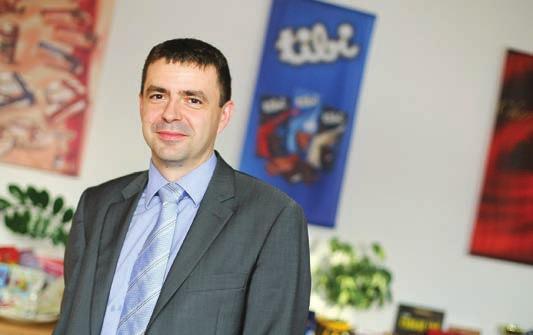 A Gerbeaud-val átellenben, a 240 négyzetméteres üzletben kávézó és egy csokoládé látványműhely is várja az édesszájúakat.
