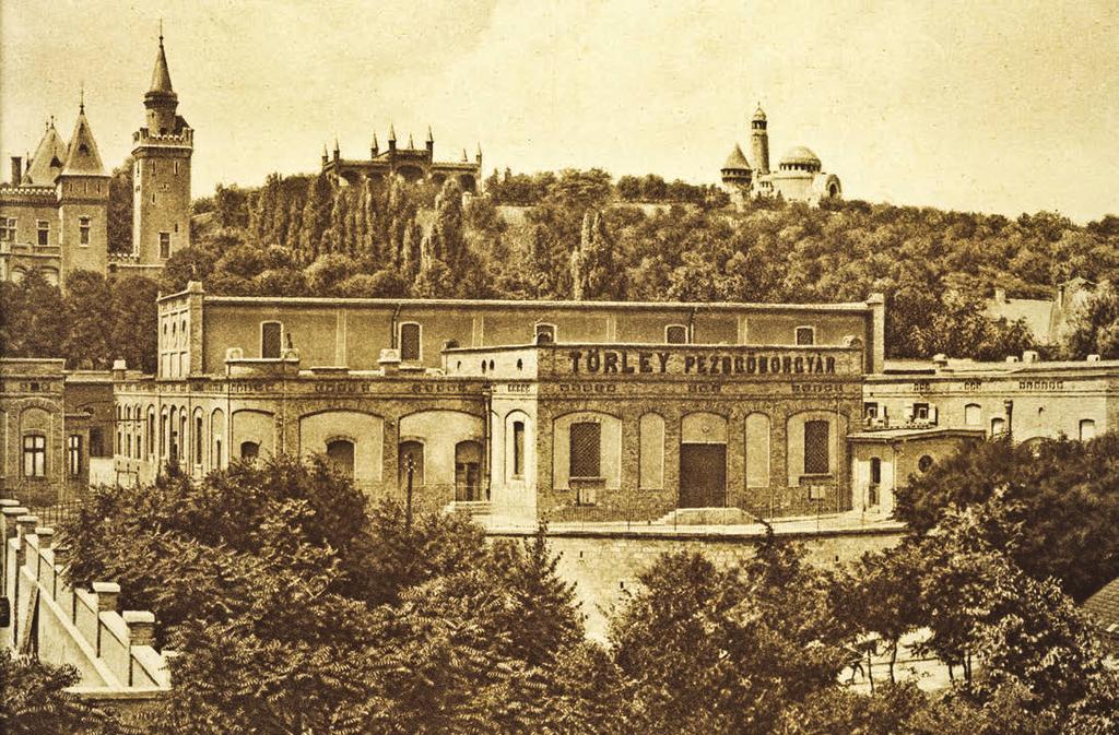 Történelem History A magyar pezsgő A pezsgő feltalálójának Dom Perignon abbét, az hautvillers-i bencés kolostor pincemesterét tartják, aki 1665 1715-ig tevékenykedett a kolostor borszakértőjeként.