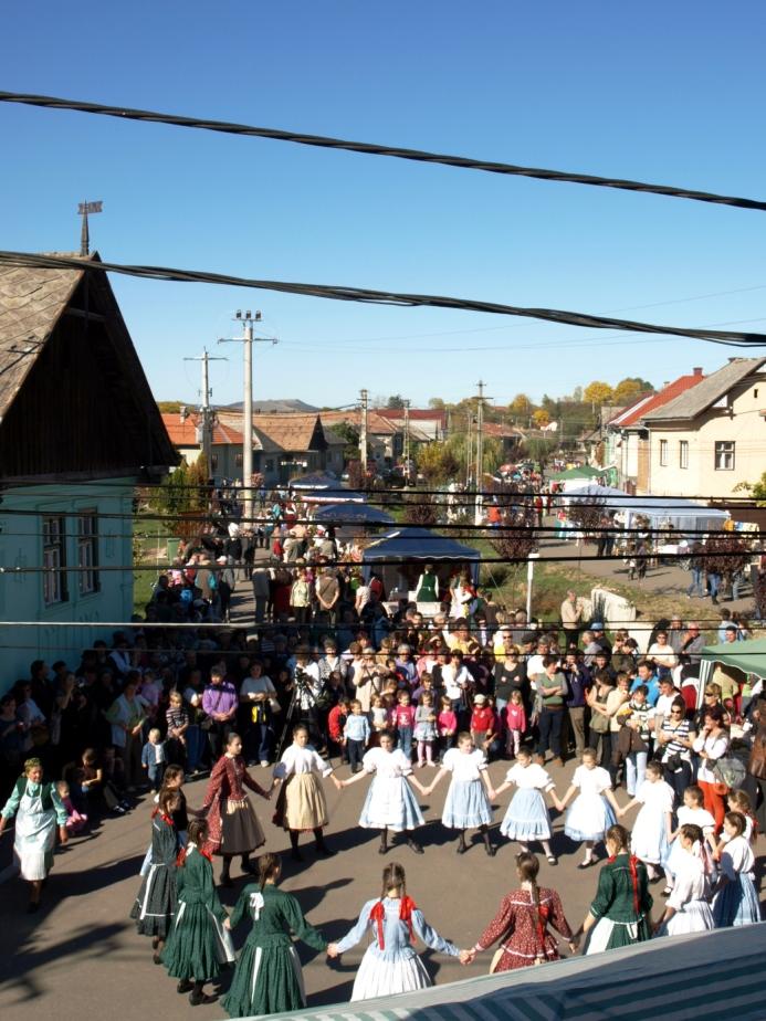 La ora 10 se lucra la cele patru ateliere unde echipele formate din câte opt meştere în gemuri, echipate în frumoase costume populare, procesau cu multă migală şi atenţie fructele de măceş.