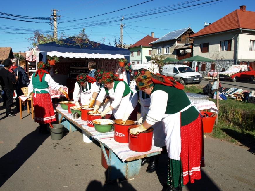 Apoi se trece pasta prin strecurătoare şi o sită deasă, pentru a se purifica de acel puf înţepător ce se găseşte pe măceşe.