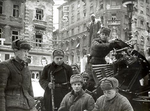 1945. április elejére az ország egész területe szovjet katonai