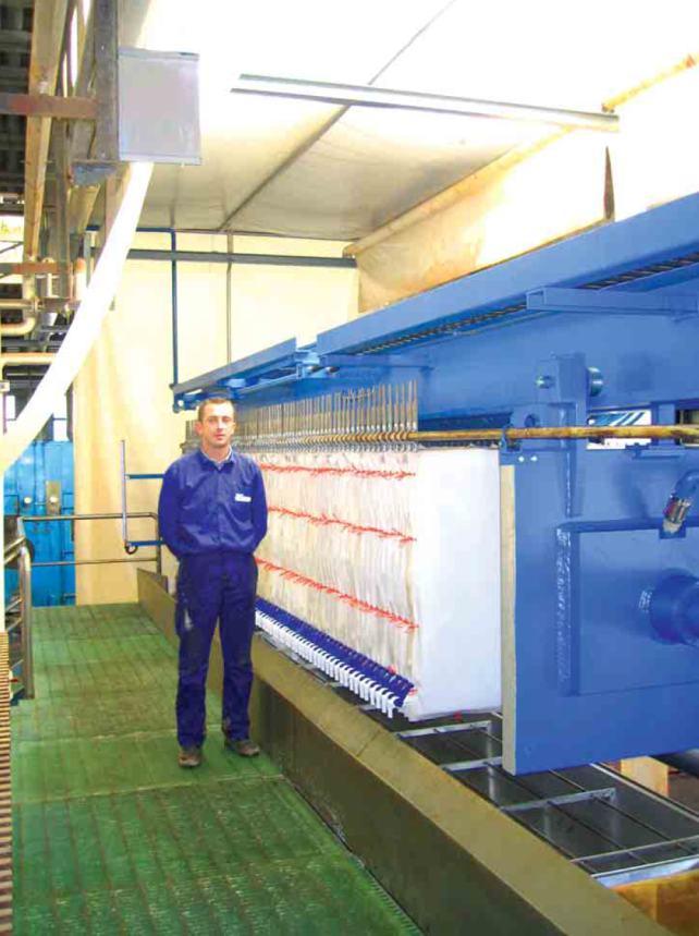 Felső lapvezetésű berendezések: A masszív kialakítású gépváz nagy terhelésre méretezett, lehetővé teszi akár 175 db, 2000 mm x 2000 mm méretű szűrőlapos, nagyteljesítményű berendezések építését.
