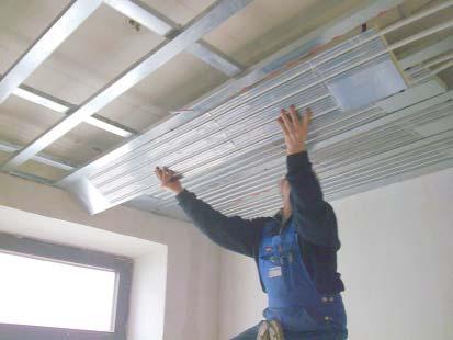 33,2 cm közötti tartományban szükséges lennie. hűtőteljesítmény akár 65 W/m 2, fűtőteljesítmény 105 W/m 2 a panelek két kivitelben is kaphatók - szigeteléssel vagy anélkül.