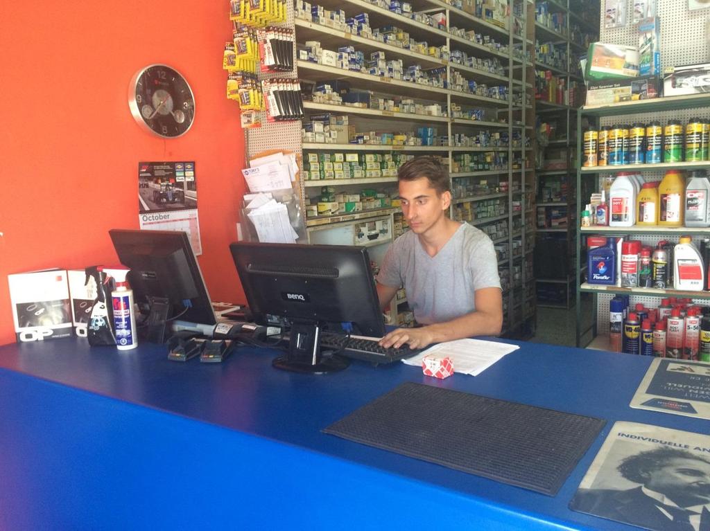 2017.10.24. A mai nap a shopban dolgoztam, a raktárban lévő készlethiánnyal kapcsolatos megrendeléseket intéztem. Ügyfeleket szolgáltam ki közben, mivel most a shopból intéztem a papírmunkát.
