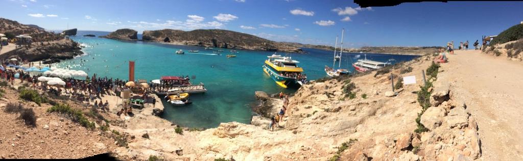 10.08. Gyönyörű, meleg időben indultunk útnak a Blue Lagoon nevezetű strandra.