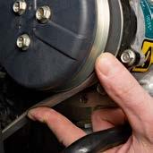 Olajszintellenőrzés és feltöltés a motorháztető felemelése nélkül A B Max. nyomaték PowerPlusszal 1500 f/percnél = 700 Nm Max.