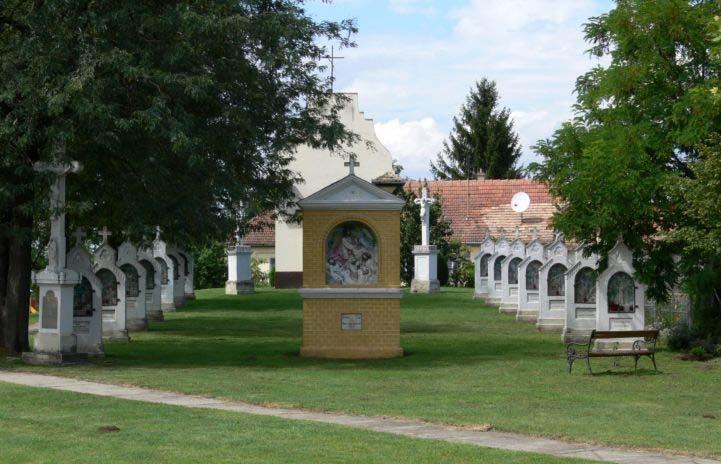 A torony tengelye a homlokzat teljes magasságában enyhén előrelép.