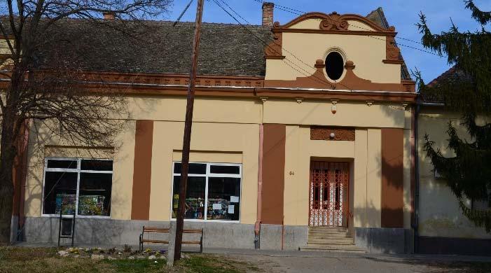 az utcával párhuzamos gerincű épületeket találunk, előfordul köztük
