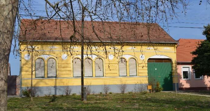Az épületek többnyire cseréppel fedett, L alakú lakóépületek, illetve itt
