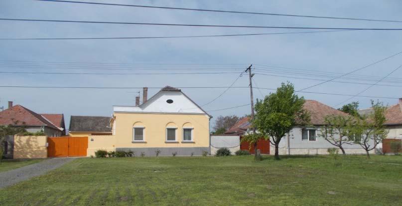 utcában utcavonalas, hézagosan ártsorú beépítésben, az