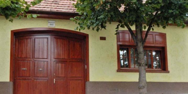 épülethomlokzatain hangsúlyos