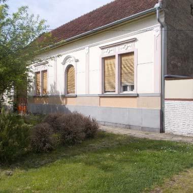 utcával párhuzamos gerincű nyeregtetővel épültek, mely