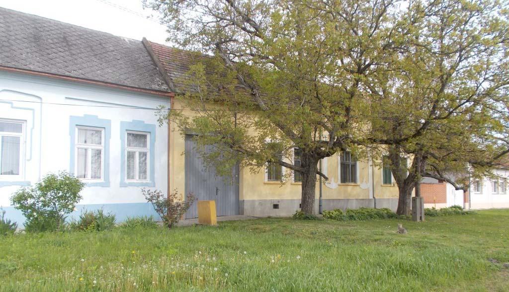 Az országhatár felé vezető főút belterületi szakaszát képező Kossuth