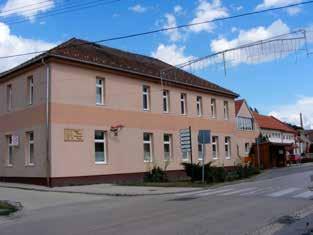 Itt kapott helyet Községháza, a Művelődési ház, az Óvoda és különböző kereskedelmi-vendéglátó egységeket befogadó szolgáltató épületek.