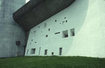 A plasztikus építészetnek ez a szoborszerű remekműve kihívás volt a modern építészet főirányát meghatározó