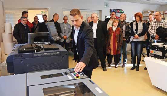 BIZHUB PRESS C71CF Színes, keskenypályás digitális címkenyomtató rendszer A bizhub PRESS C71cf ideális címkenyomtató nyomdáknak, akik váltani akarnak hagyományos nyomdaipari rendszerről digitálisra a