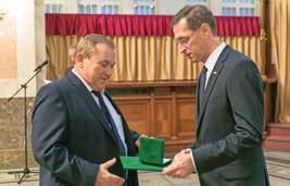 Kétszeres dicsőség könyvkötőmestereinknek Az október 23-i nemzeti ünnep alkalmából a Könyvkötők Országos Ipartestületének javaslatára, az IPOSZ előterjesztésére Varga Mihály nemzetgazdasági miniszter