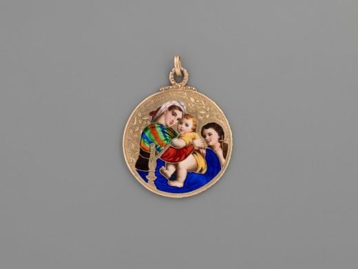 1. Függő 1774 veretű tallér, előlapján festett, zománcozott Szűz Mária a Gyermekkel ábrázolás, aranyozott, utólagos fémjellel, 23,1 g,