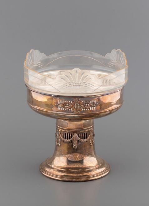 109. Bécsi asztalközép Ezüstözött alpakka fúvott és csiszolt, pótolt üvegbetéttel.
